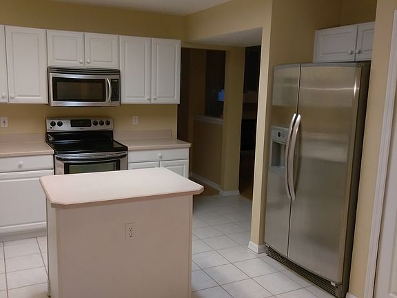 2nd image of 800 Buckeye Ln W