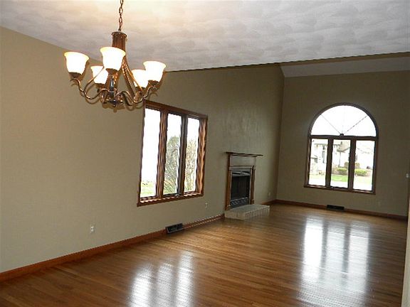 3rd image of 111 Thistlewood Dr