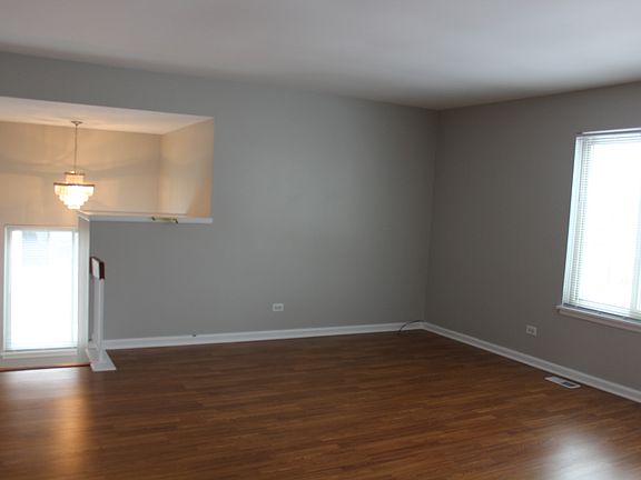 2nd image of 1352 Kingsbury Dr Unit 1