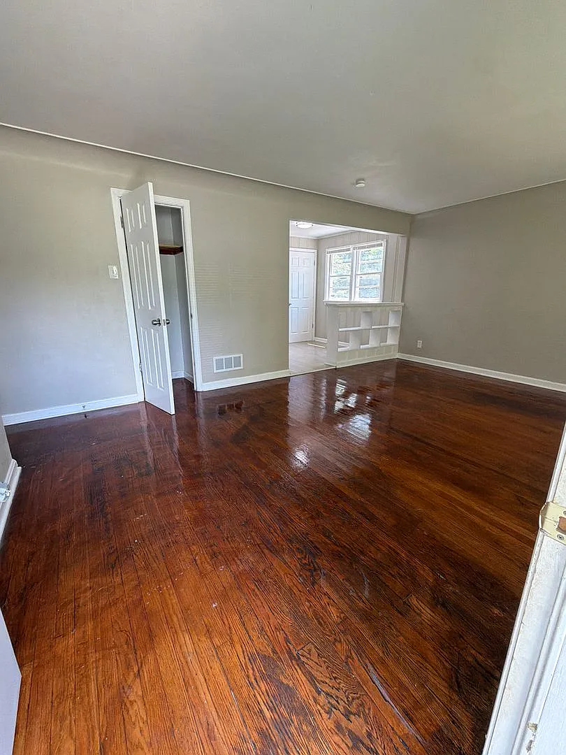 3-bedroom, 1-bathroom single-family home — Photo 2