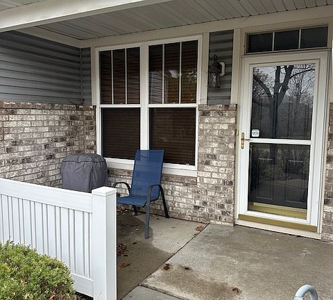 3rd image of 9613 Linden Ln N