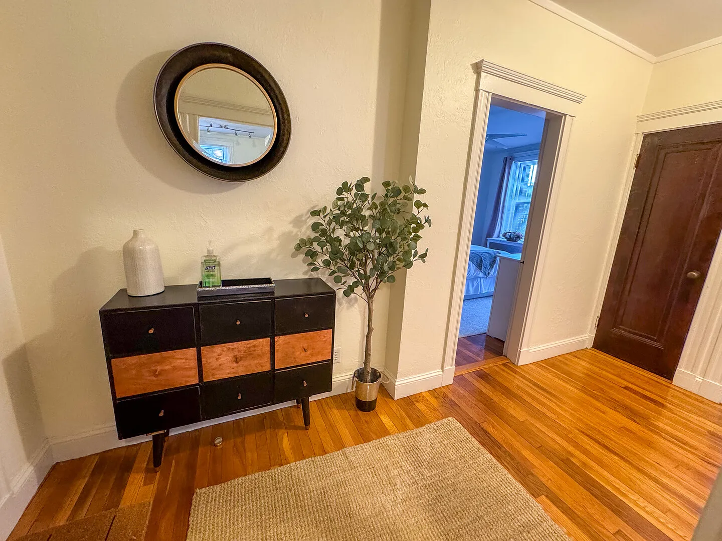 COM194545 Sun-filled 1-Bed, Corner Unit w/ Pool in Com. Ave — Photo 4