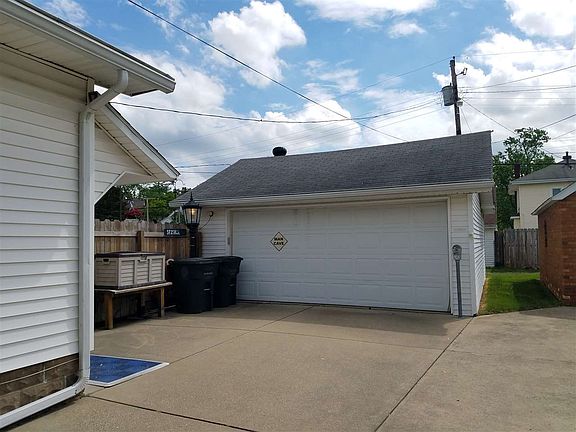 3rd image of 830 S 32nd St