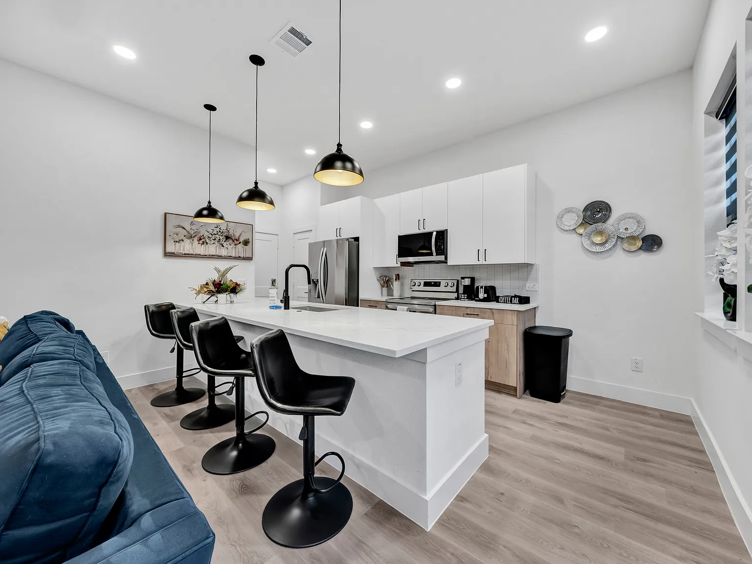 3 bed, 2.5 bath, 2149 sqft, $3,700 — Photo 4