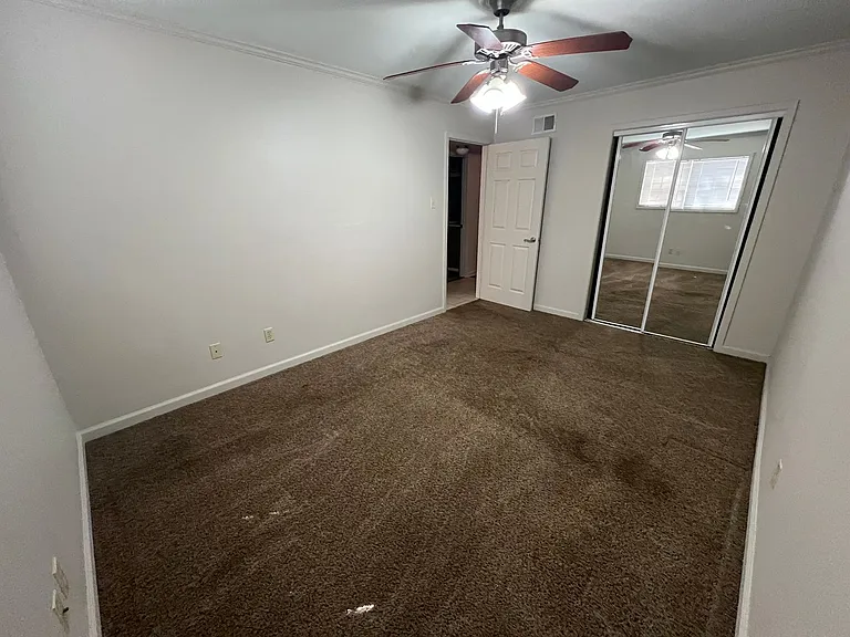 902 Park Ln — Photo 3