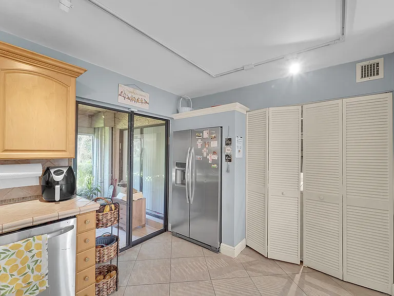 261 Wimbledon Lake Dr — Photo 6