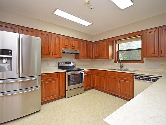 2nd image of 2818 Queenswood Dr