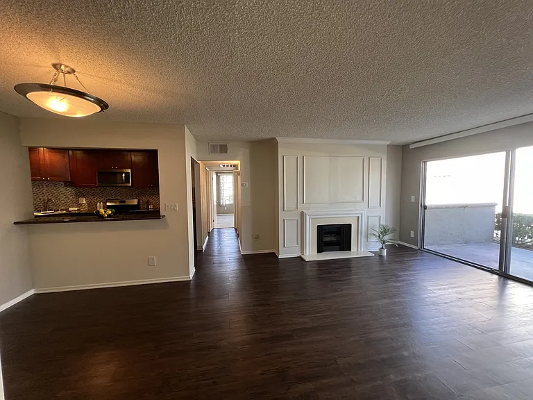 Versailles on the Lake Apartments — Photo 33