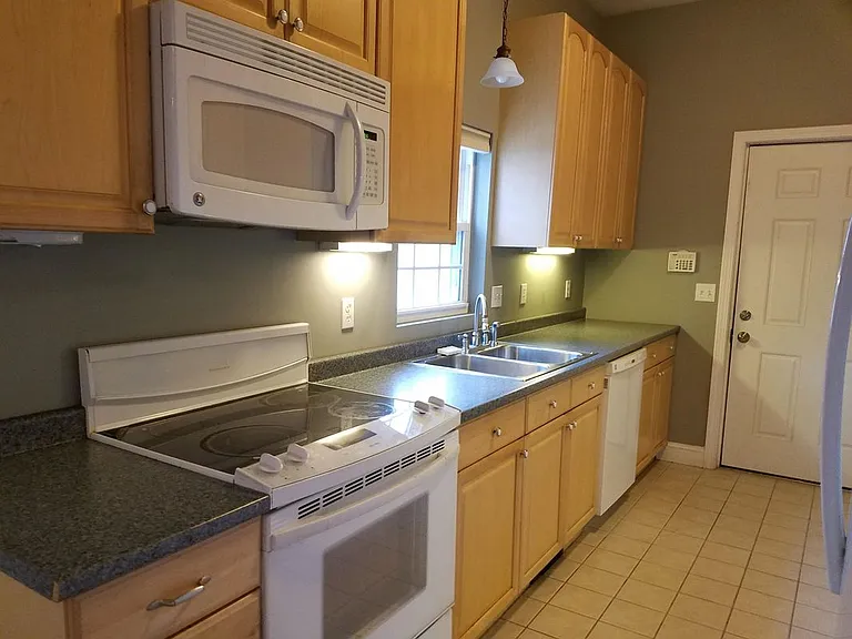 585 Beech St N #1 — Photo 2