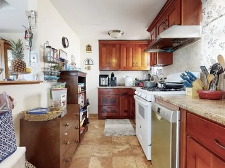 32 Lawrence Ave — Photo 7