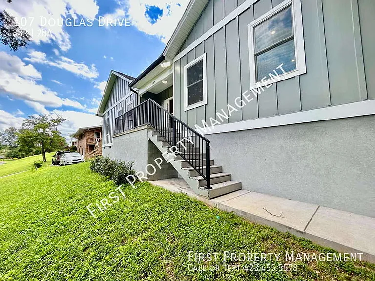 107 Douglas Dr — Photo 2