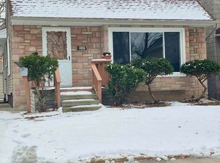 2147 Roslyn Rd, Grosse Pointe Woods, MI 48236