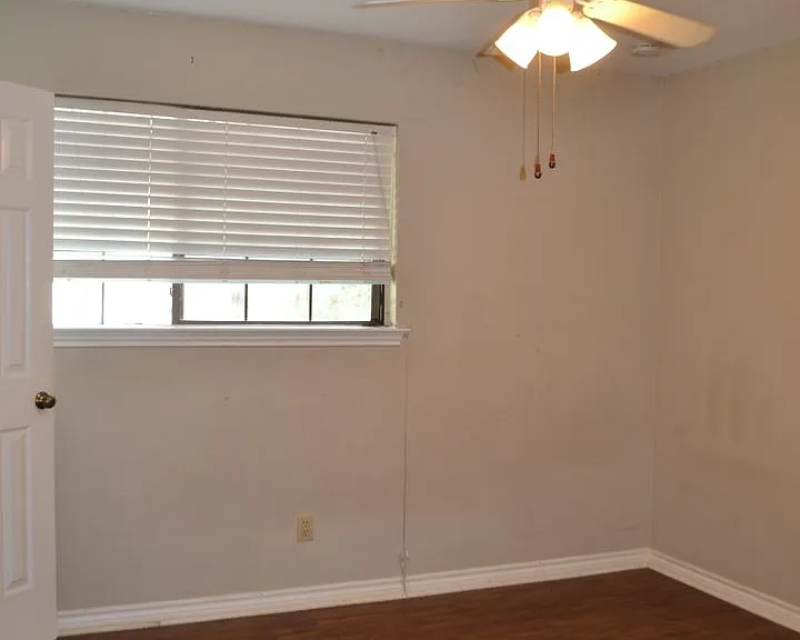 404 Benjamin St — Photo 1