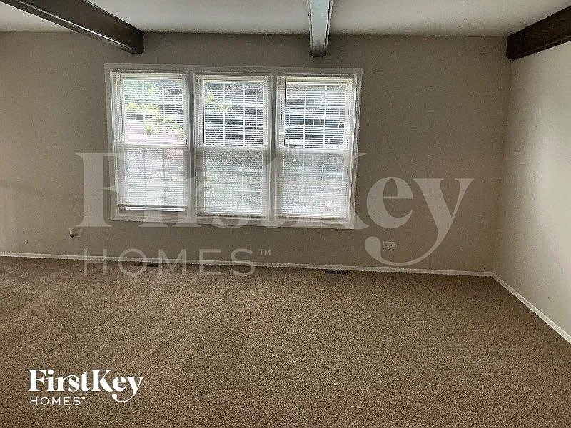 4 bed, 2.0 bath, 2500 sqft, $2,900 — Photo 2