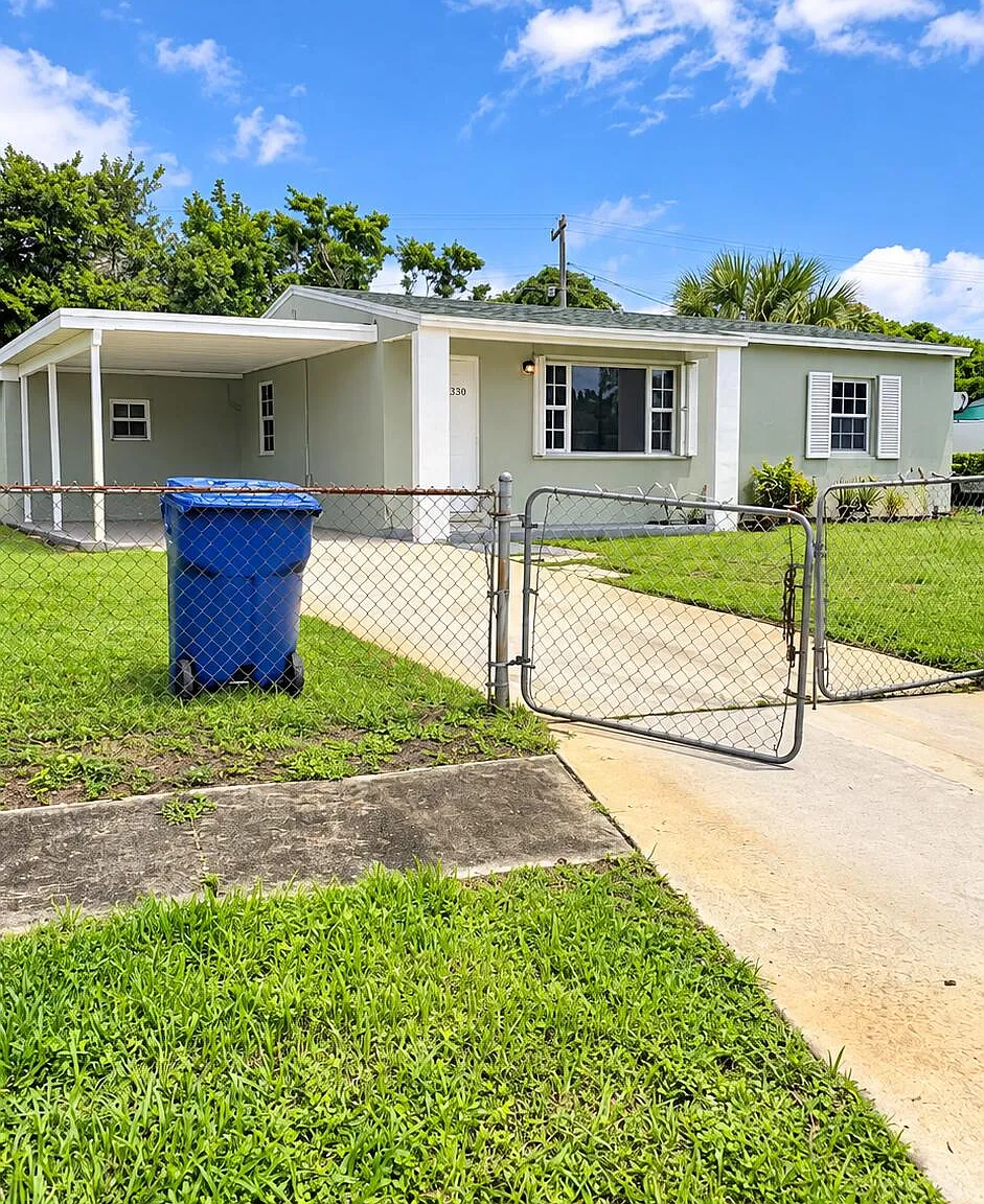 3 bed, 1.0 bath, 900 sqft, $2,200 — Photo 2