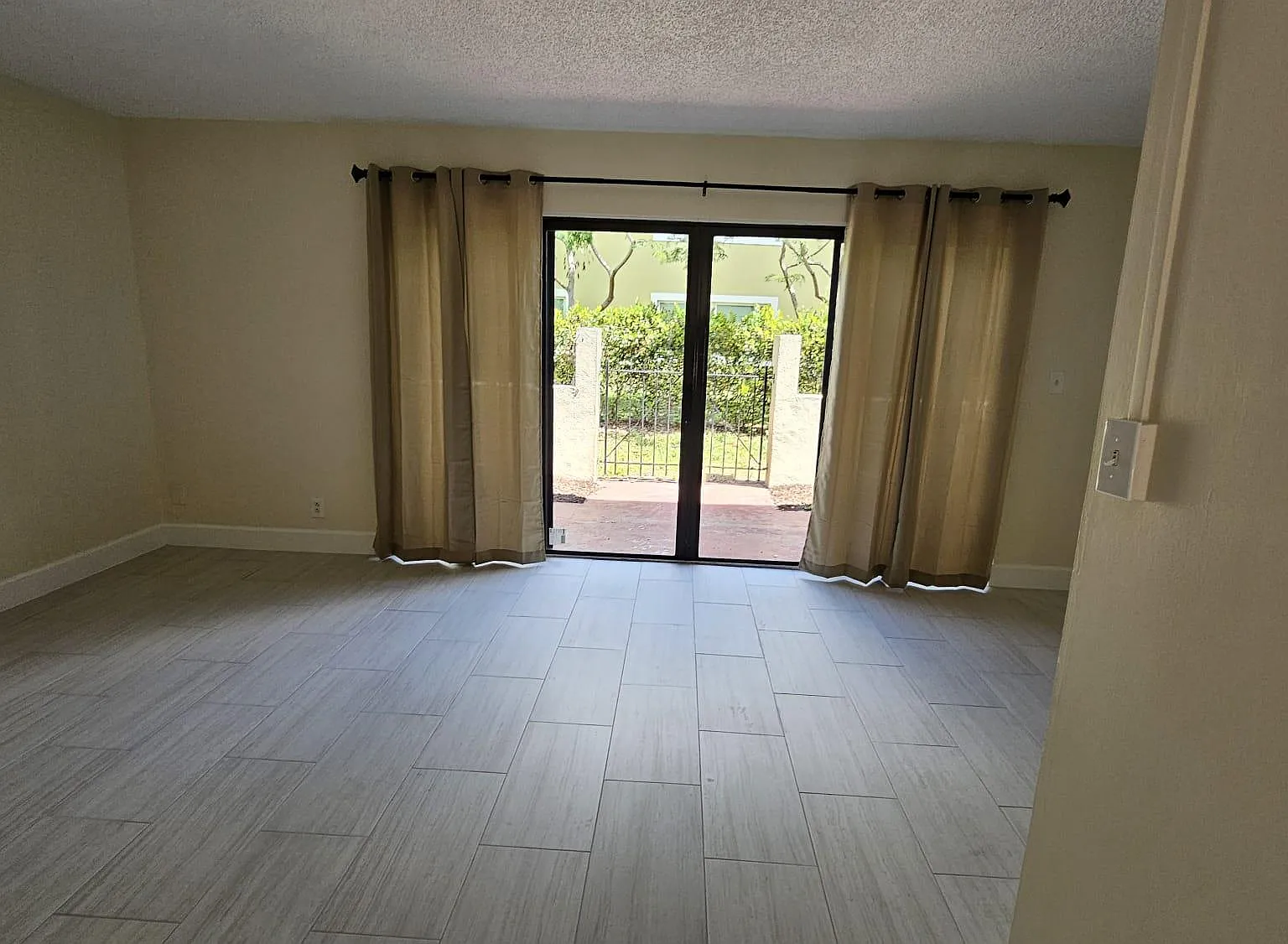 2 bed, 1.5 bath, 1099 sqft, $1,900 — Photo 1
