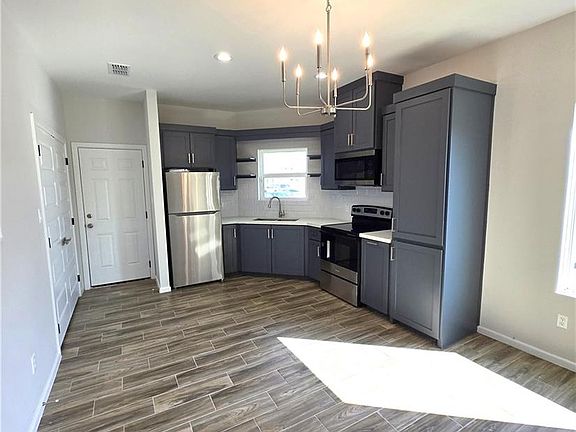2nd image of 913 N Clarence Ave #4