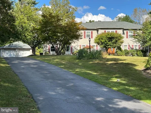 10 Gum Tree Rd, Lafayette Hill, PA 19444