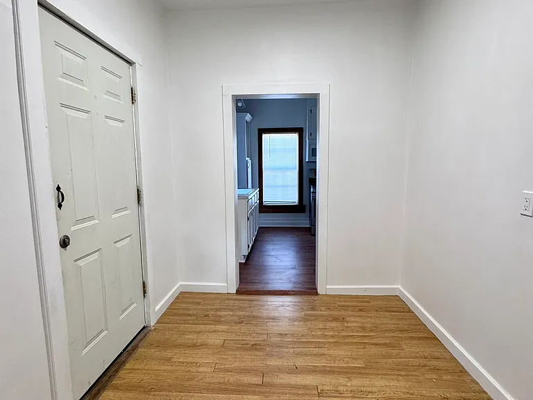 311 N Division St — Photo 4