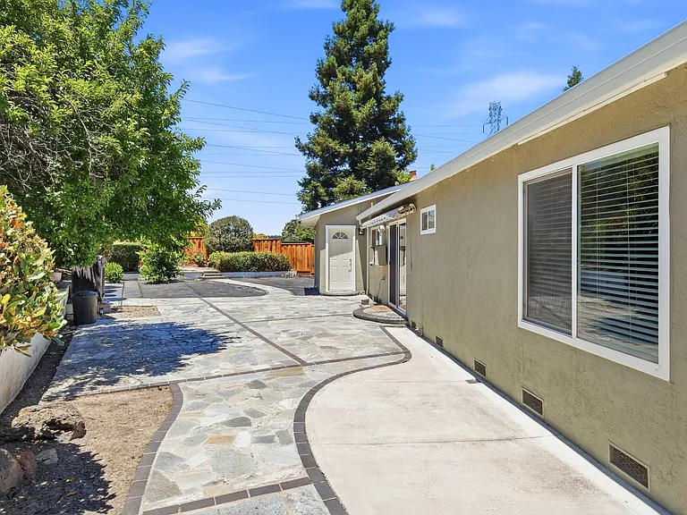 325 Goshen Ct — Photo 33