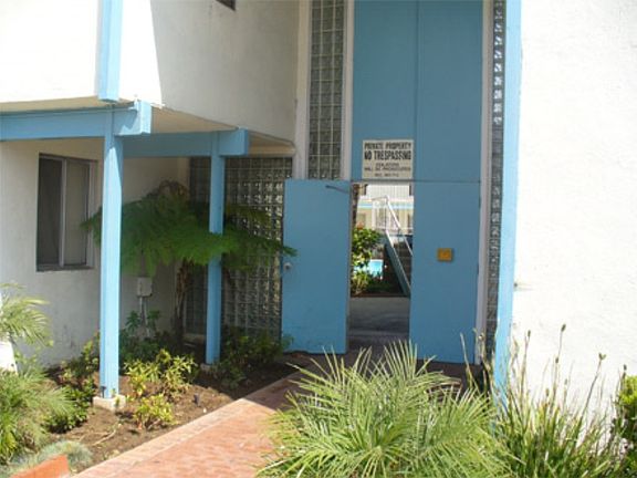 3rd image of 909 N Wilmington Blvd APT 3