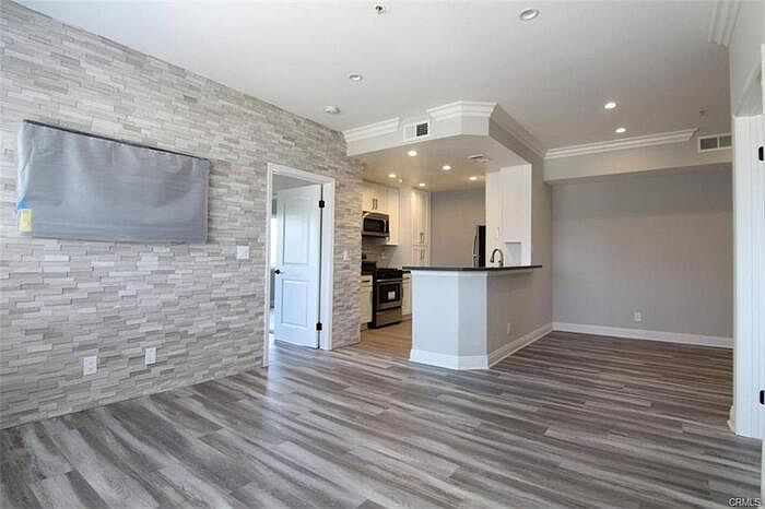 1st image of 5543 Case Ave