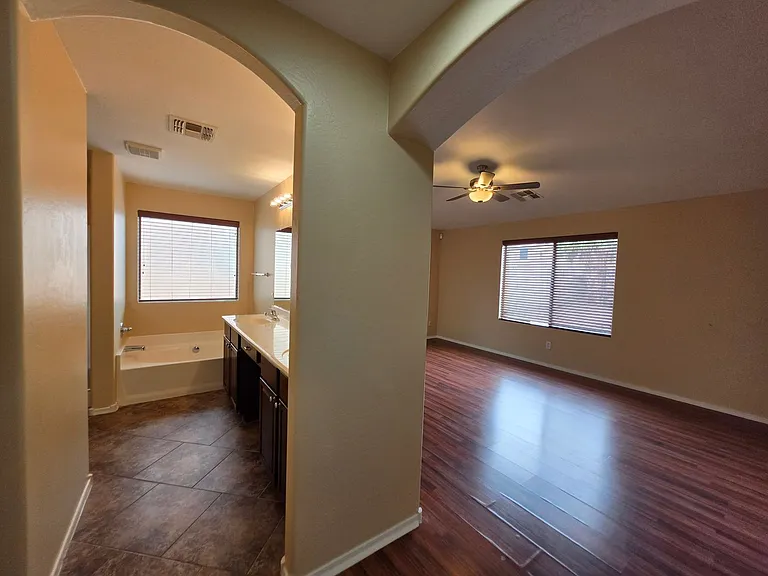 7805 S 48th Ln — Photo 23