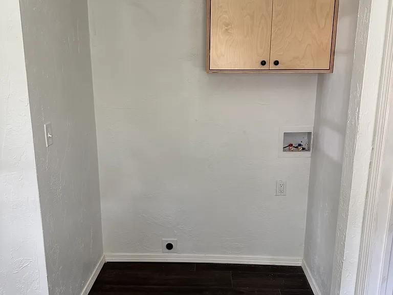 Washer/dryer hookups