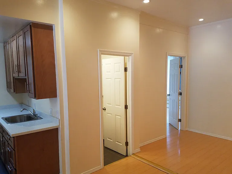 1542 Baker St — Photo 5