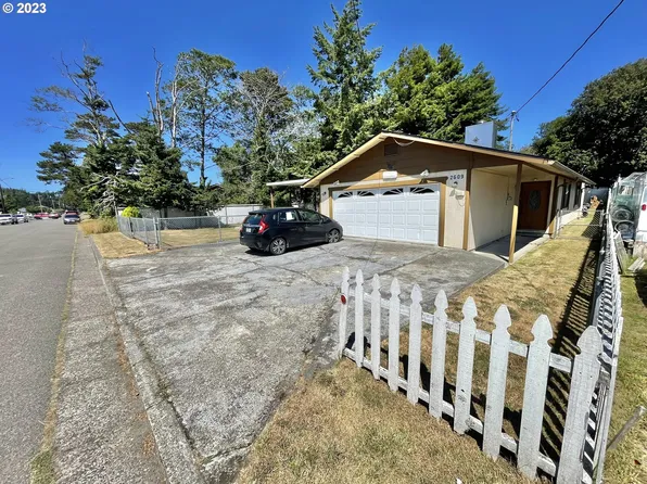 2609 Fir St, North Bend, OR 97459