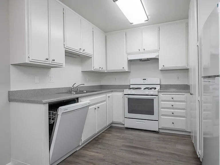404 E Birch St — Photo 38