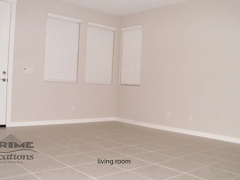4844 Holden Dr — Photo 3