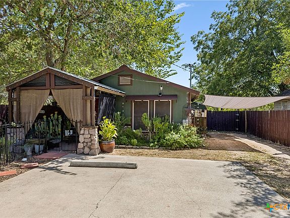 4th image of 734 Neches St