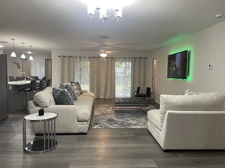 NW 1st Pl — Photo 17