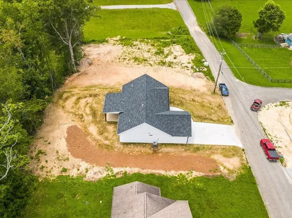 179 Storm Ln, Jacksboro, TN 37757