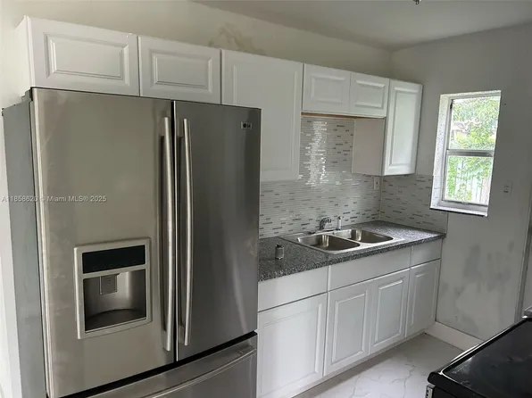 3910 SW 25th St, Hollywood, FL 33023