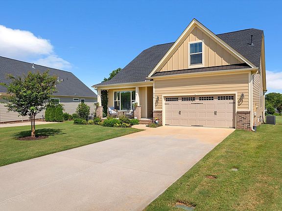 2nd image of 218 Montview Cir