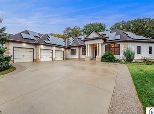 221 Woodhill Ct, Mankato, MN 56001