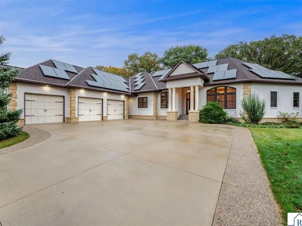 221 Woodhill Ct, Mankato, MN 56001