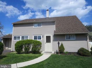 10 Gingerbush Rd, Levittown, PA 19057