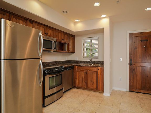 3rd image of 801 W Hawthorn St Unit 207