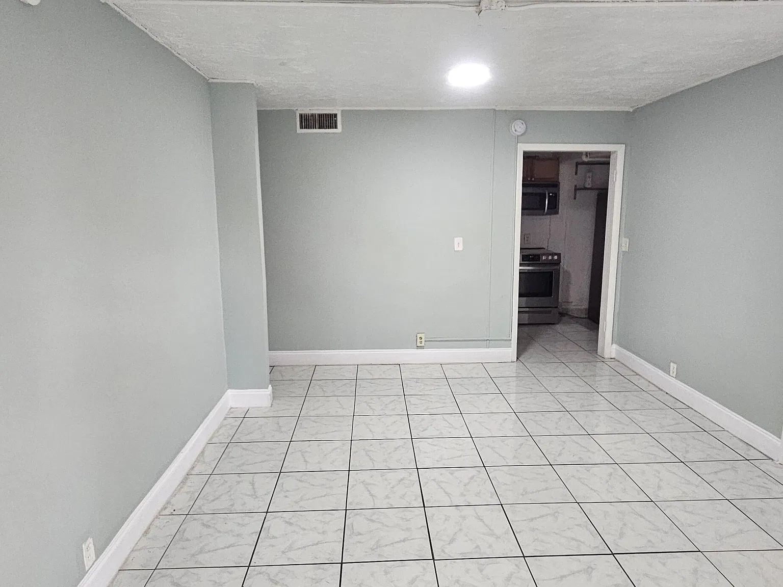 3 bed, 1.0 bath, 1697 sqft, $2,650 — Photo 3