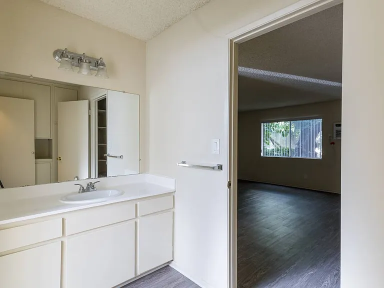 18404 Collins Street — Photo 6