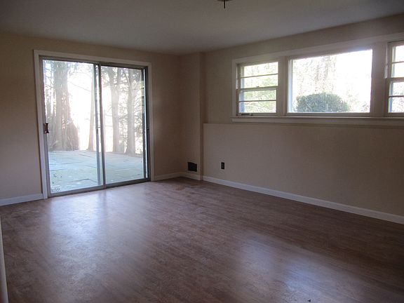 4th image of 43 Lakeside Dr