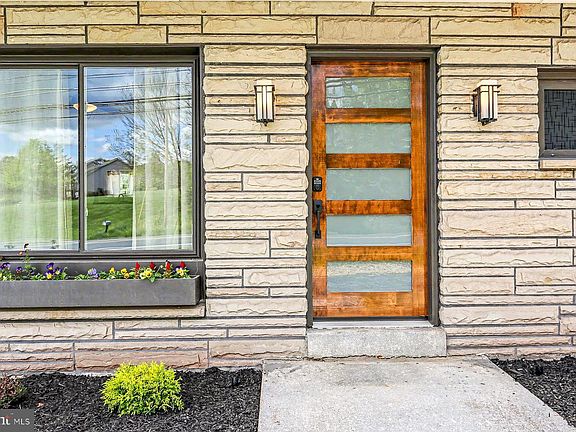 3rd image of 529 Old York Rd