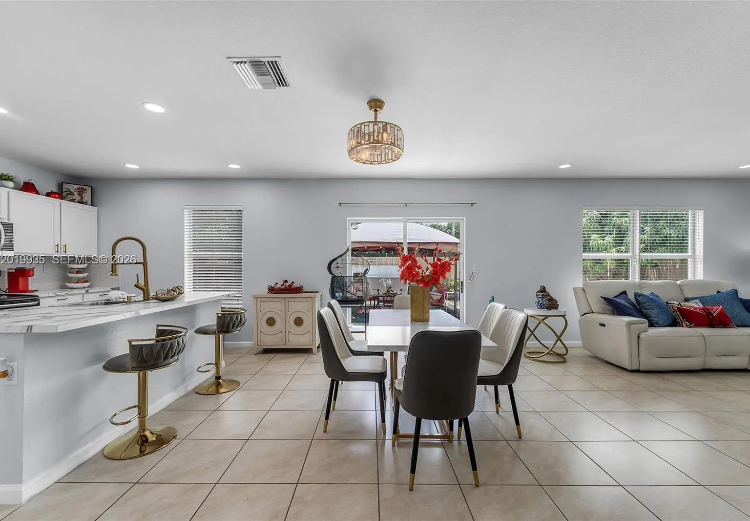 4 bed, 2526 sqft, $3,700 — Photo 3