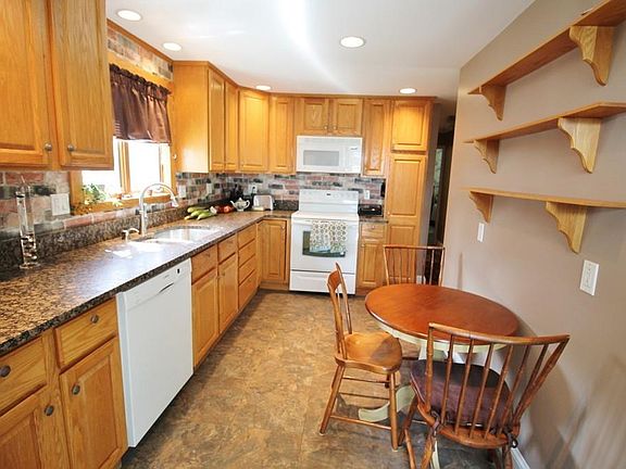 4th image of 41 Lake Warren Dr