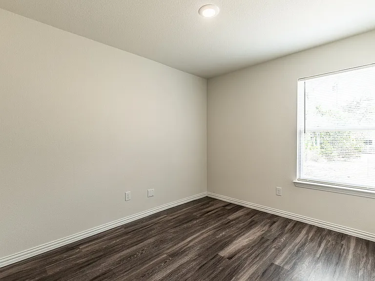 1914 Herring Ave — Photo 20