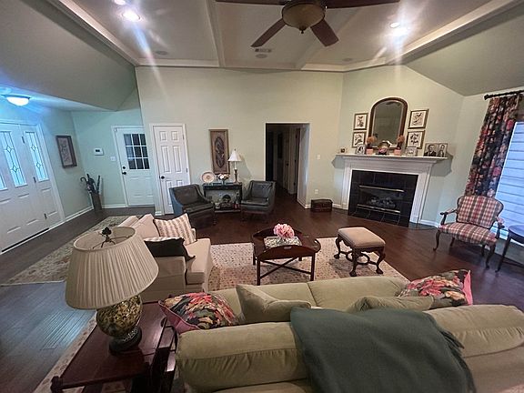 4th image of 412 Country Squire Ln