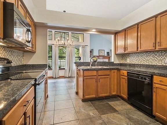 4th image of 685 Remington Oak Dr